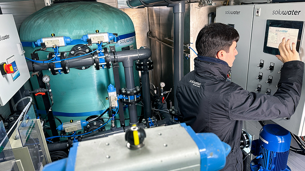 Técnico Configurando la Permeabilidad de Salida en la Planta Móvil PW Técnico configurando la permeabilidad de salida en la Planta Móvil de Proceso PW de Soluwater